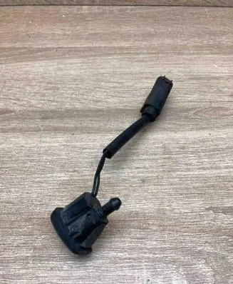 BMW 5 E60 E61 Windshield washer spray nozzle 7046060