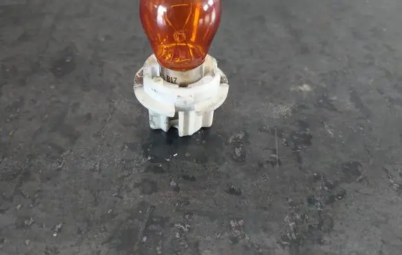 Mercedes-Benz S W220 Tail light bulb cover holder 186136