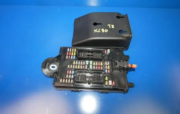 Volvo XC90 Fuse module 32315317 0067921 K067R