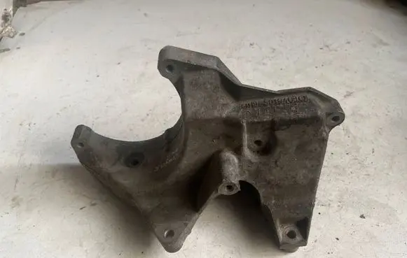 Opel Sintra A/C compressor mount bracket 90501940BQ