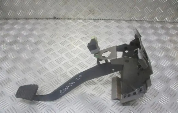 Hyundai Sonata Clutch pedal 