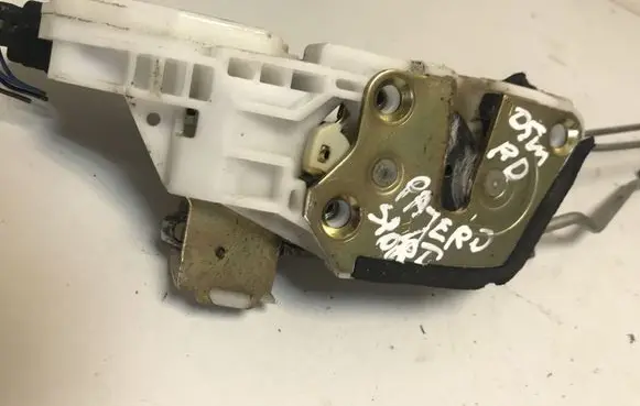 Mitsubishi Pajero Sport I Front door lock 04917
