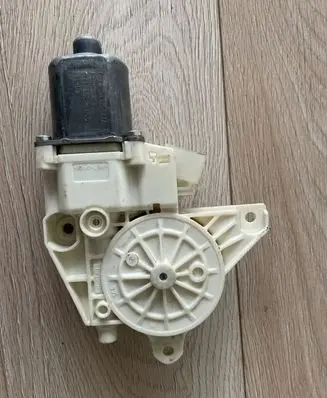 Mercedes-Benz E W212 Front door window regulator motor A2048200242