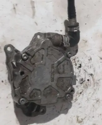 Volkswagen Golf VI Vacuum pump 03L145100F