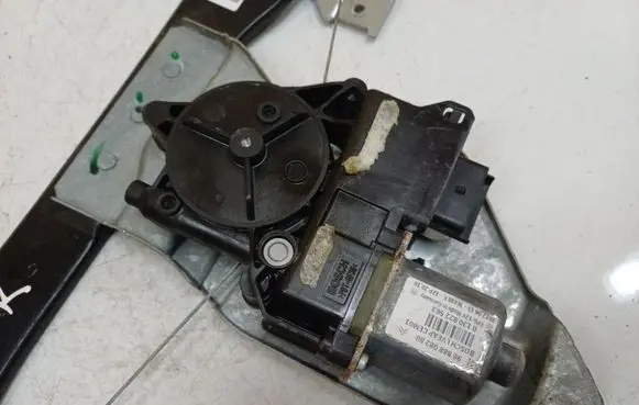 Peugeot 508 Front door window regulator motor 9688808280