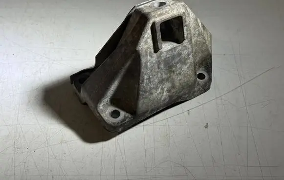 BMW 5 F10 F11 Engine mounting bracket 6777628
