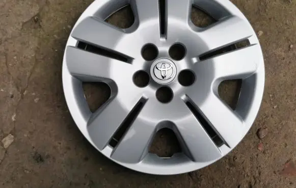 Toyota Avensis T250 R15 wheel hub/cap/trim 42602-CA011