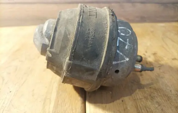 Volvo V70 Engine mount bracket