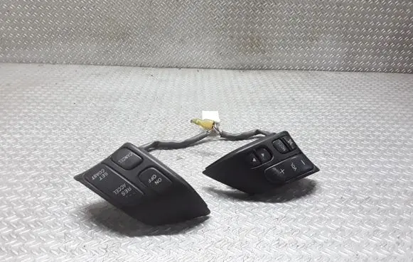 Steering wheel buttons/switches
