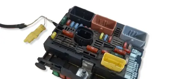 Peugeot 407 Fuse module 9664705980