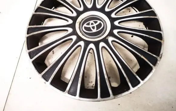 Toyota Avensis T220 R14 wheel hub/cap/trim 