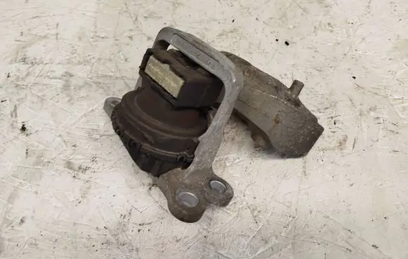 Nissan Qashqai Engine mount bracket