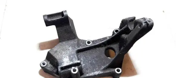 Engine mounting bracket