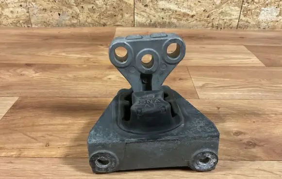 Honda Civic Engine mount bracket 