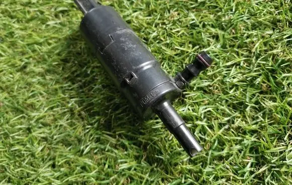 Volkswagen Golf IV Headlight washer pump 3B7955681 001016