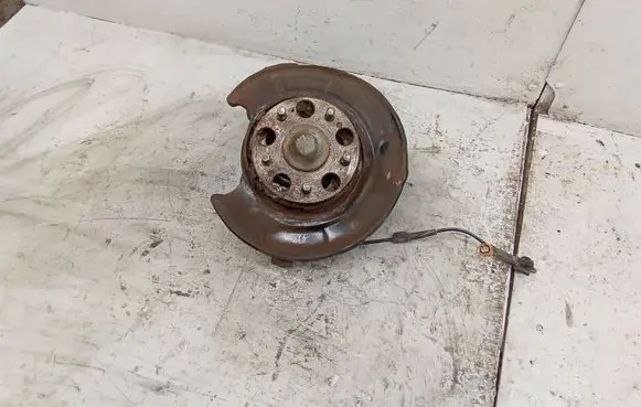 Honda FR-V Rear wheel hub spindle/knuckle 