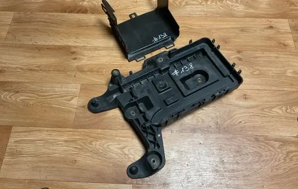 Volkswagen PASSAT B6 Battery tray 1K0915333C