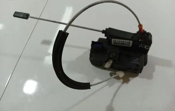 Opel Meriva A Front door lock 13154792