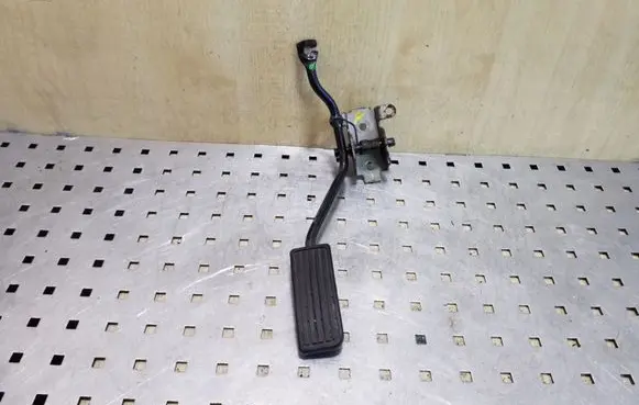 Honda CR-V Accelerator throttle pedal