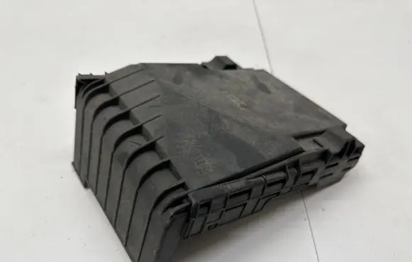 Volkswagen Golf V Fuse box cover 1K0937132F