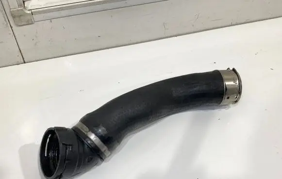 BMW 5 E60 E61 Intercooler hose/pipe 7789048