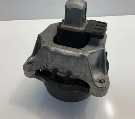 Engine mount bracket