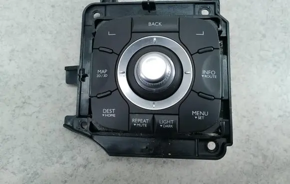 Renault Megane III Central console control unit 253B00004R
