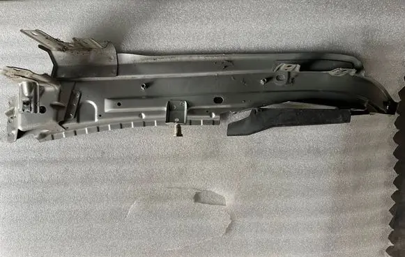 Audi Q7 4L Fender mounting bracket 4L0805175