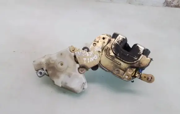 Nissan Almera Tino Front door lock