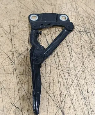 Engine bonnet/hood hinges