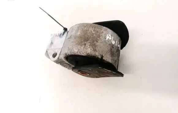 Volvo S40, V40 Engine mount bracket