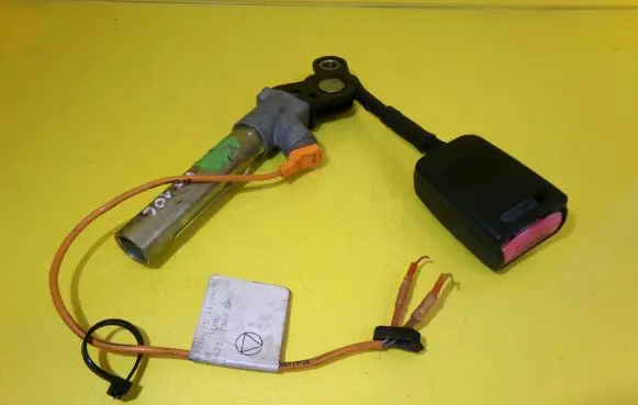 Peugeot 106 Front seatbelt buckle 5502508
