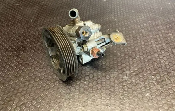 Toyota Avensis T250 Power steering pump 32100
