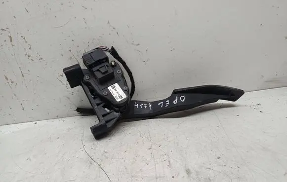 Accelerator throttle pedal