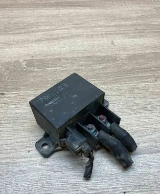 Mercedes-Benz E W211 Glow plug pre-heat relay A0025423819 USED