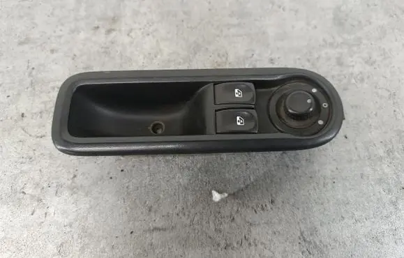 Renault Clio III Quarter vent window switch 8200356515B