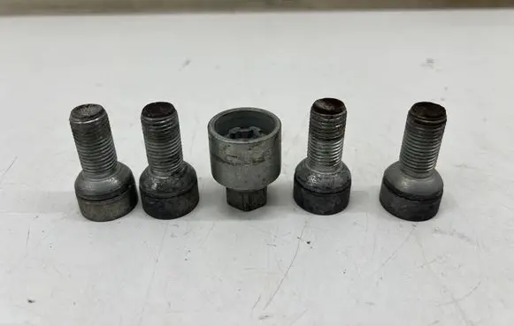 Volkswagen Golf VII Anti-theft wheel nuts and lock 