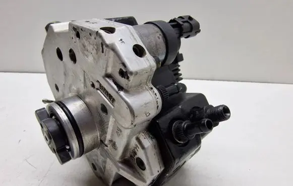Volvo V70 Fuel injection high pressure pump 8689590 076311 0445010043