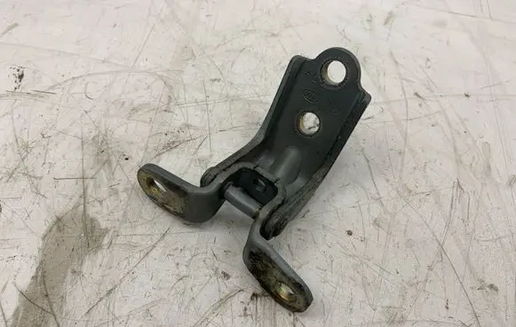 Hyundai Tucson JM Front door lower hinge