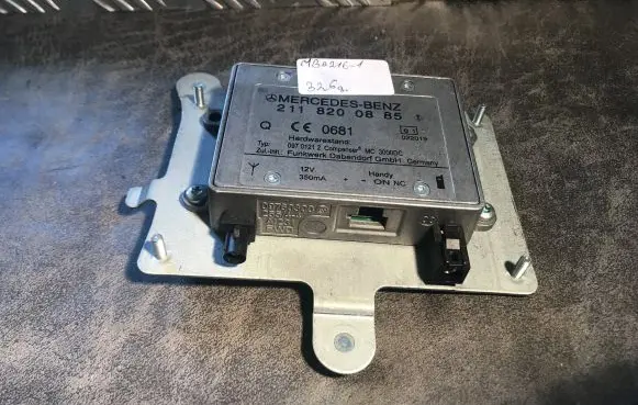 Mercedes-Benz CLS C219 Aerial antenna amplifier A2118200885