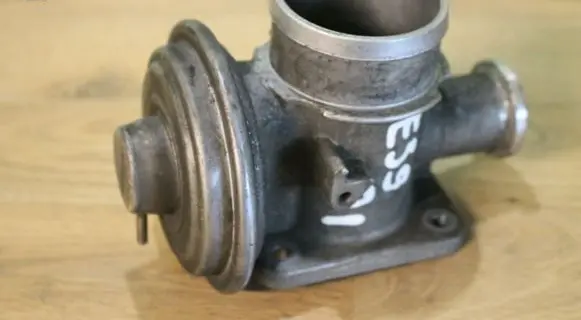 BMW 5 E39 EGR valve 7785452