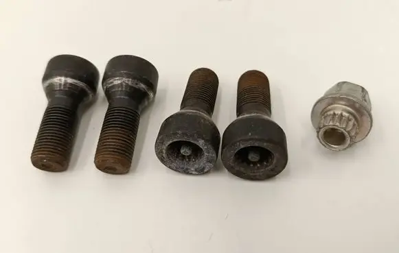 BMW 2 F46 Anti-theft wheel nuts and lock 2453961