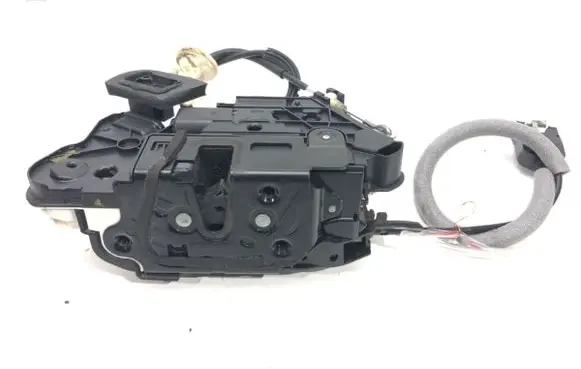 Volkswagen Golf VI Front door lock 5K1837015B