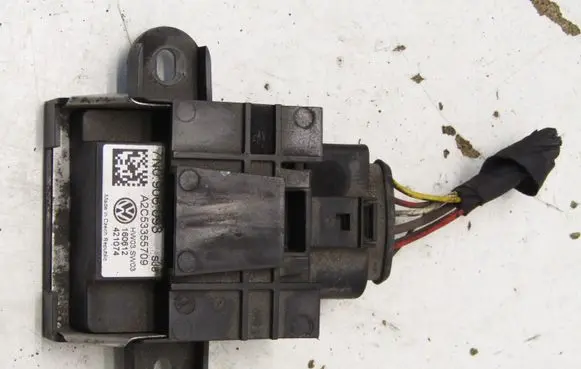 Audi Q3 8U Fuel pump relay 7N0906093
