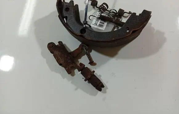 KIA Sportage Handbrake/parking brake pads 469700