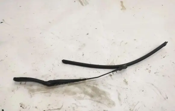 Volvo V50 Front wiper blade arm 8620200