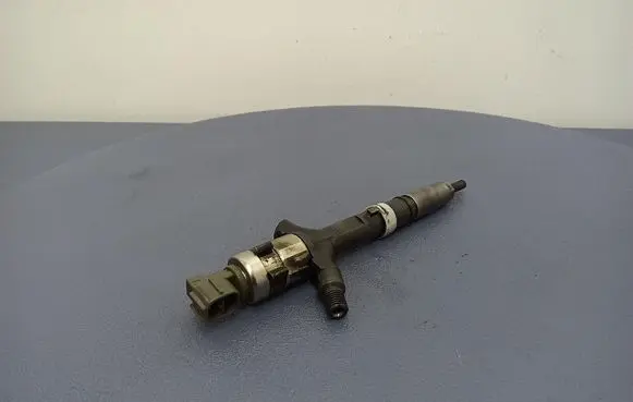 Toyota Avensis Verso Fuel injector 2367027030