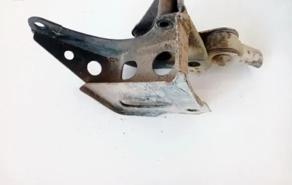 Nissan Sunny Engine mounting bracket
