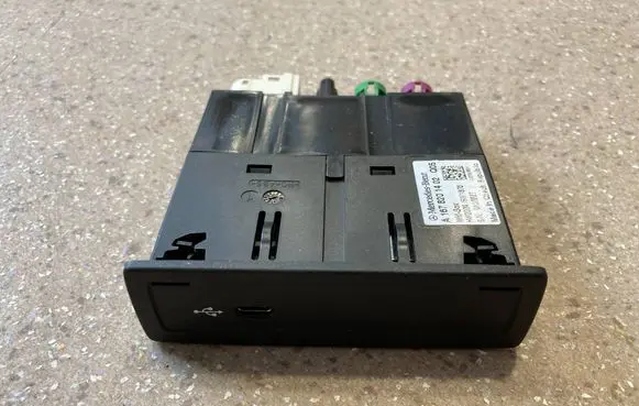 Mercedes-Benz GLE W167 USB socket connector A1678201402