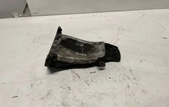 BMW 5 E60 E61 Engine mounting bracket 6771072